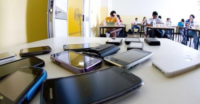 Divieto di Usare il Telefono a Scuola